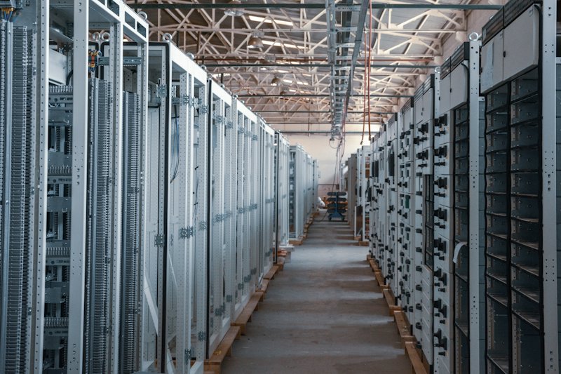Lorong di antara rak perangkat server di data center