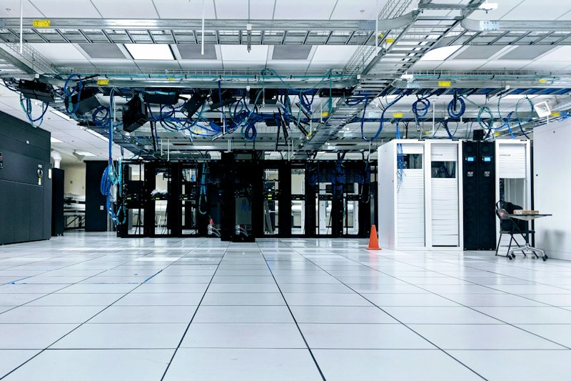 Deretan kabinet server di ruang data center